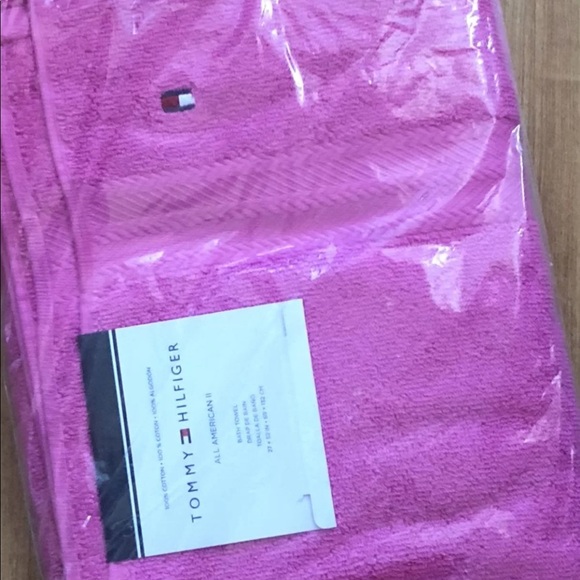 NWT Tommy Hilfiger Bath Towel - Picture 2 of 6